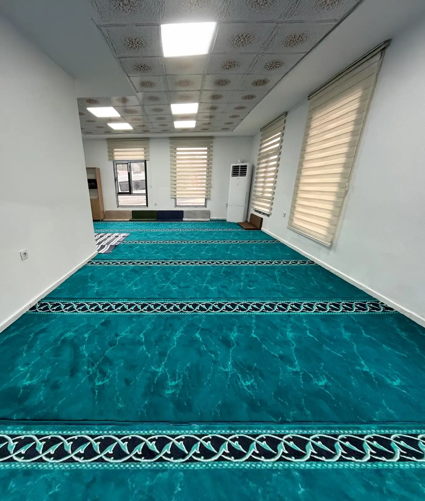 İbadethanelerde Estetik ve Konforun Buluşması: Akrilik Cami Halısı